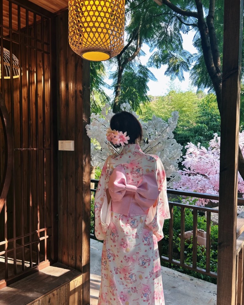 diện kimono đứng trước đèn lồng