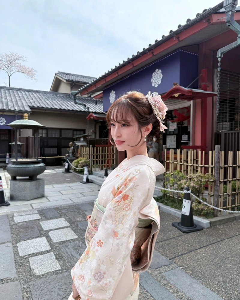 bạn nữ tạo dáng trước đền