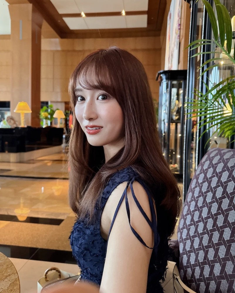 ảnh chân dung cô gái tóc dài