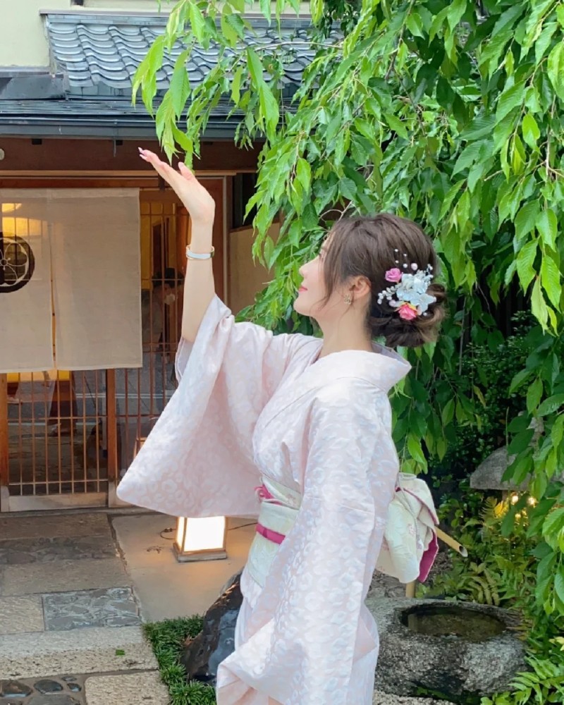 bạn nữ xoay váy dưới tán cây