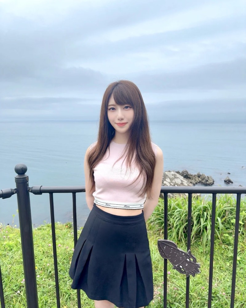 chụp ảnh bên lan can cạnh biển