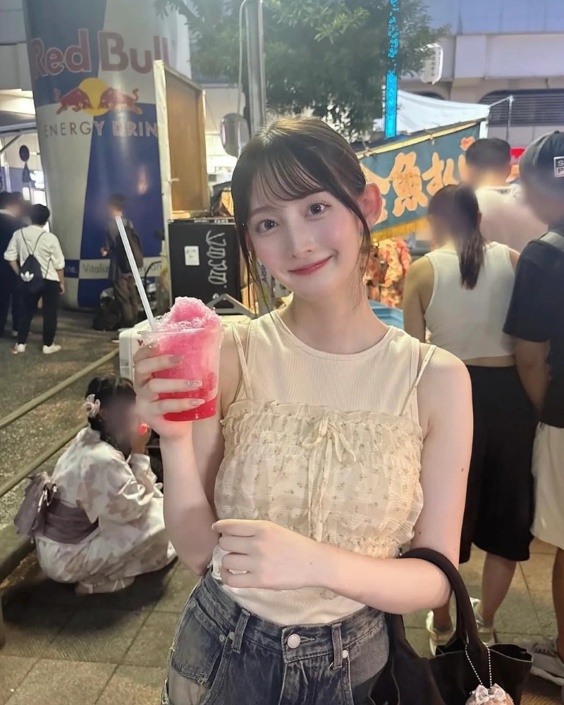 cô gái nhật ăn đá bào