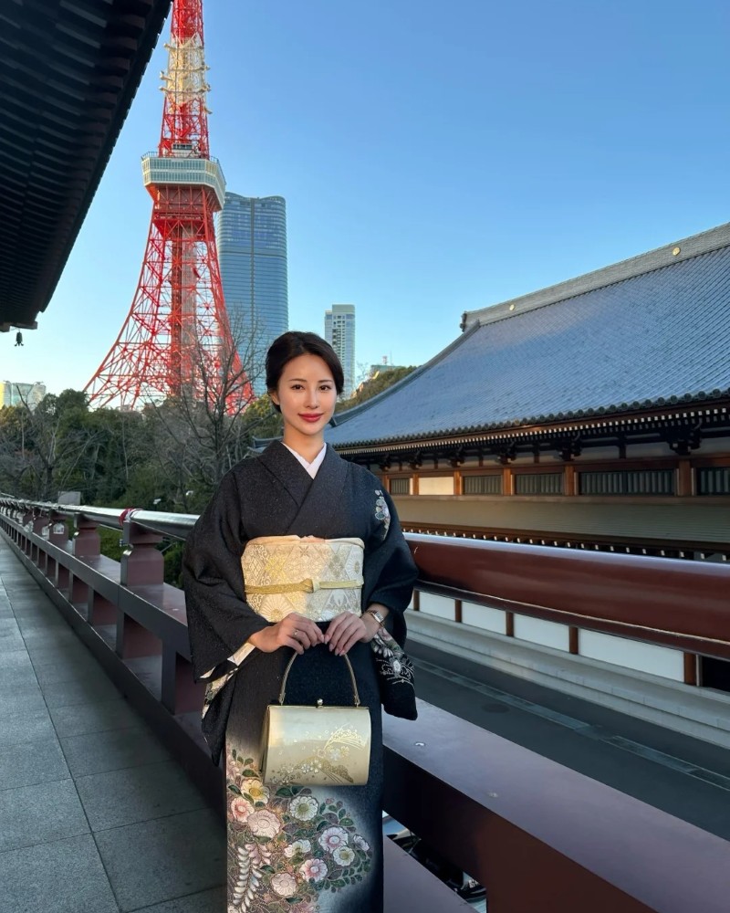 bạn nữ Nhật chụp ảnh tại Tokyo