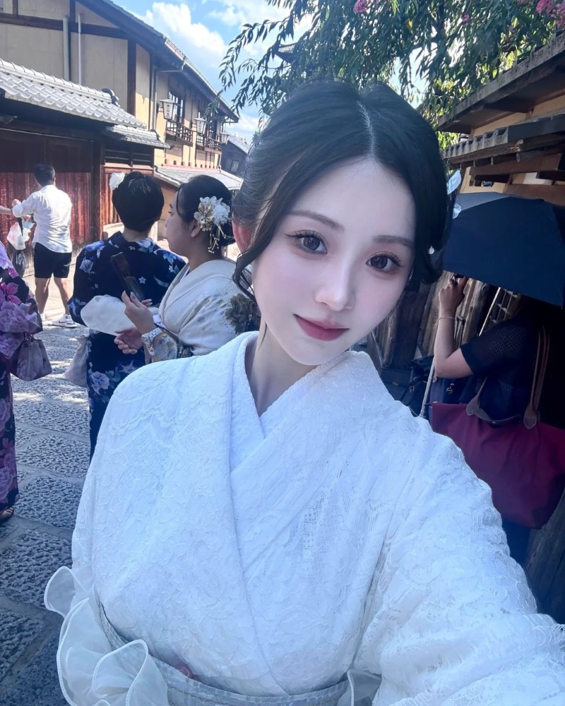 kimono xanh nhạt và nụ cười