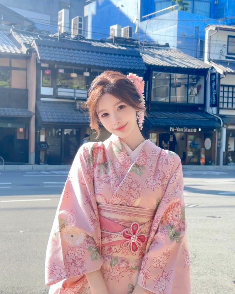 bạn nữ đứng trước cổng đền