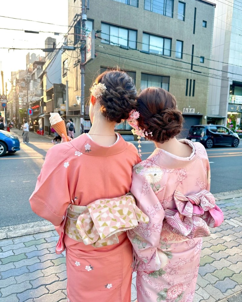 yukata đôi đi dạo cùng nhau