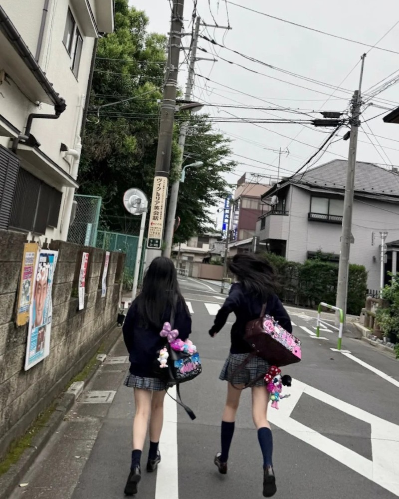 hai bạn nữ đi bộ trên phố