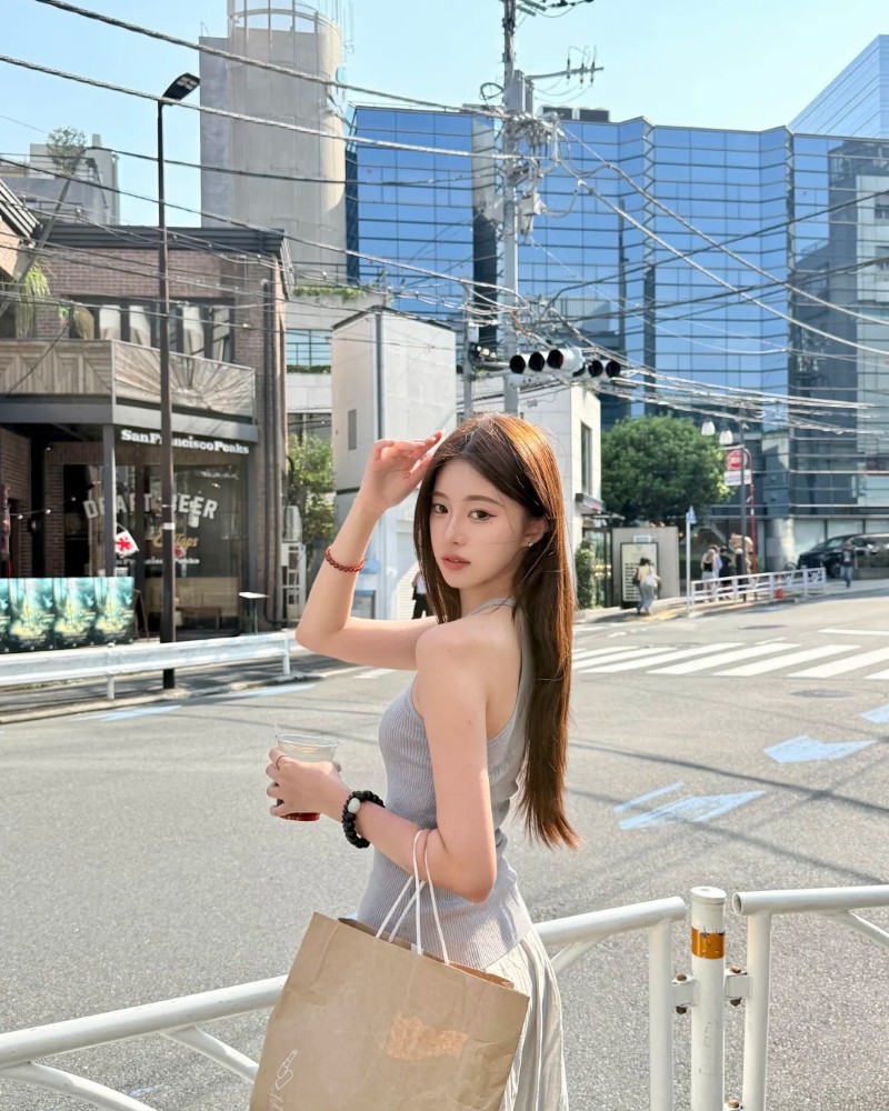 tạo dáng tự tin bên đường lớn