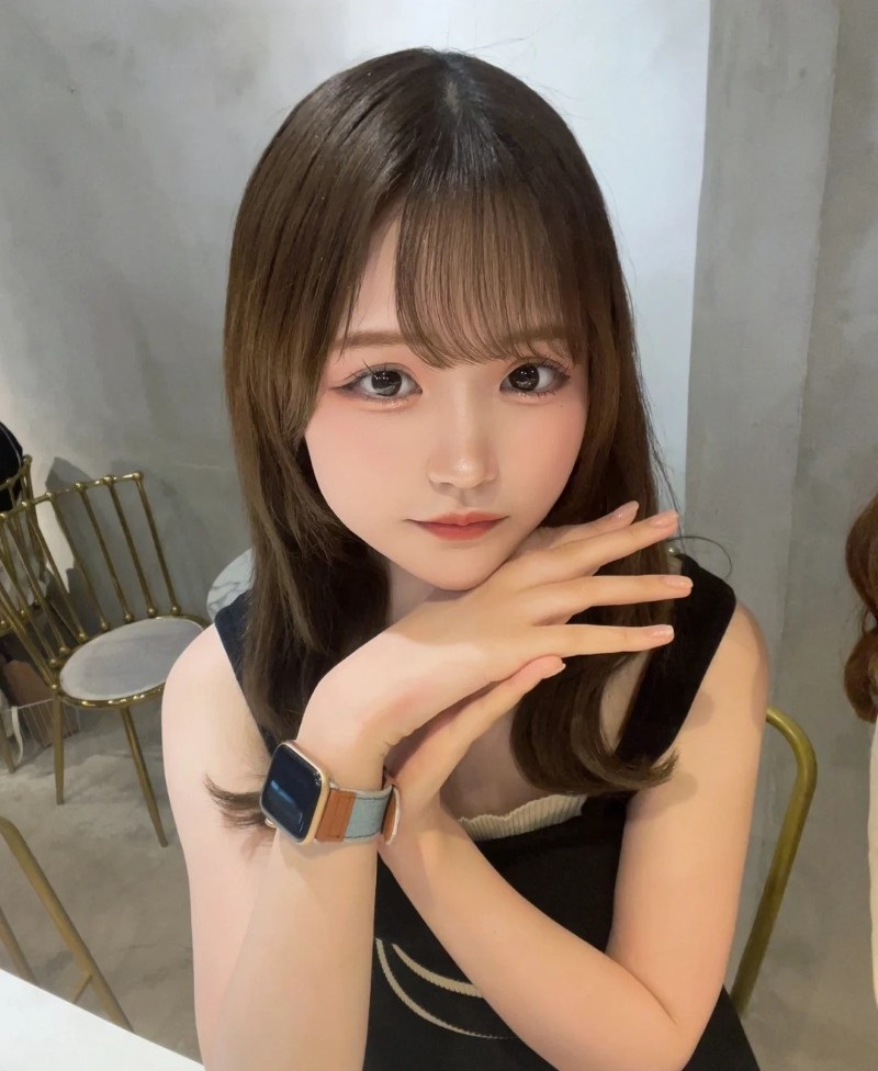 thiếu nữ Nhật nhìn ống kính