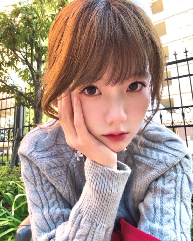 ảnh ngồi ngoài trời trời mát