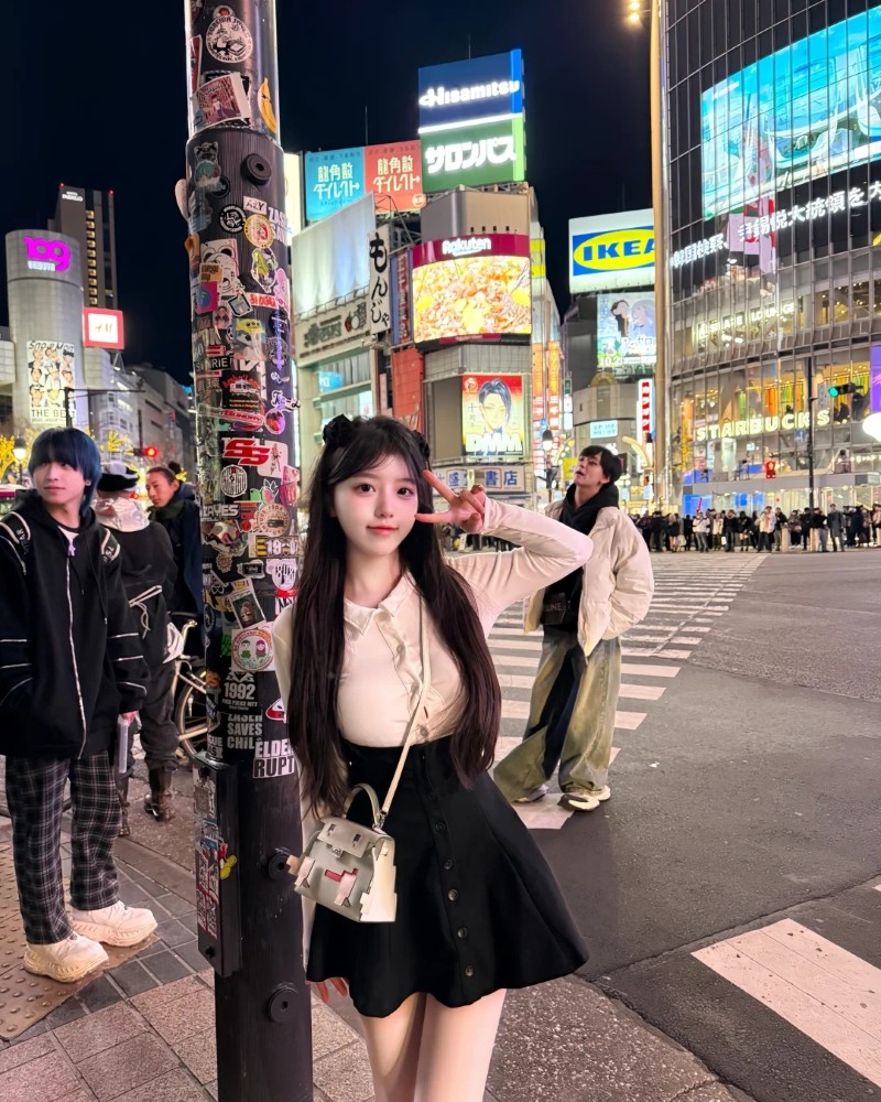 cô gái chụp ảnh buổi tối