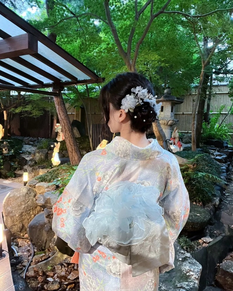 kimono xanh giữa khu vườn