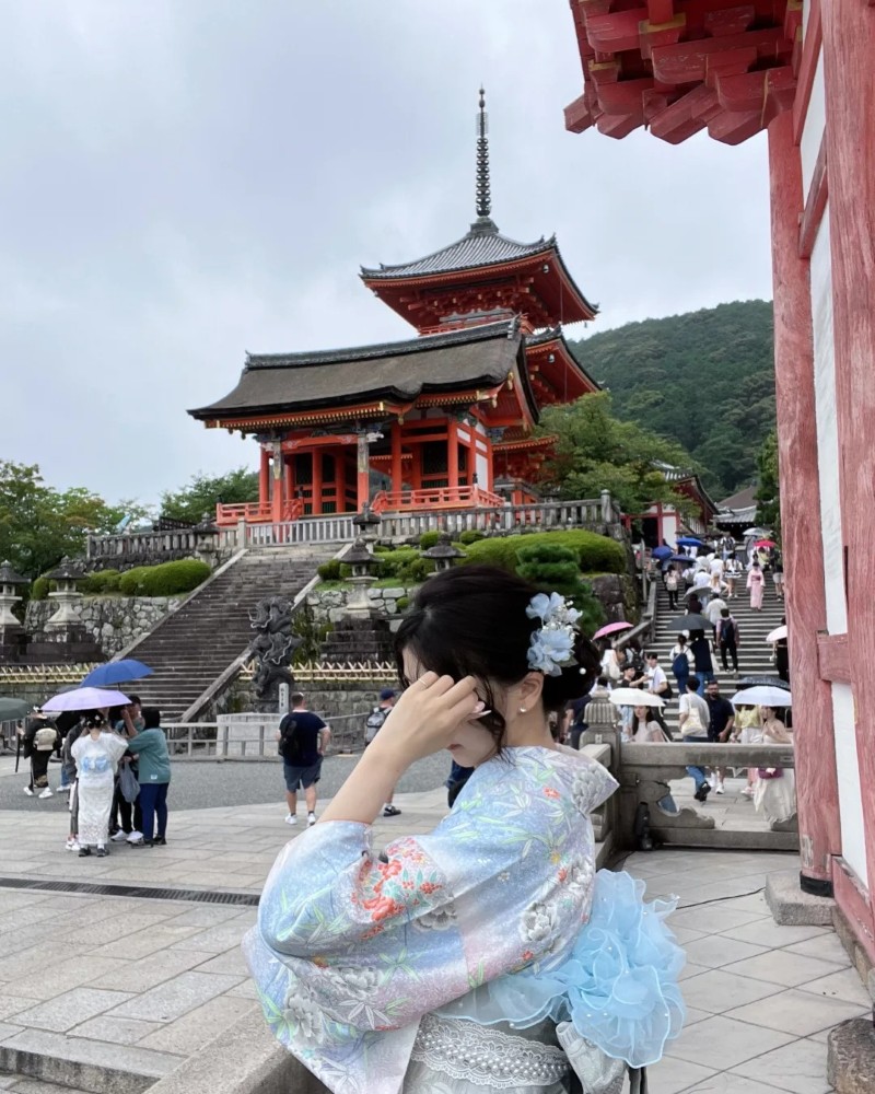 đứng trước cổng torii đỏ