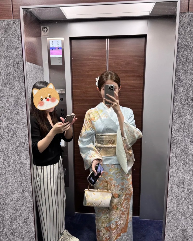 tạo dáng trước gương Nhật