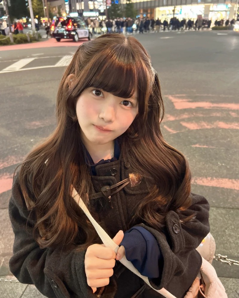 dáng pose dễ thương ngoài phố