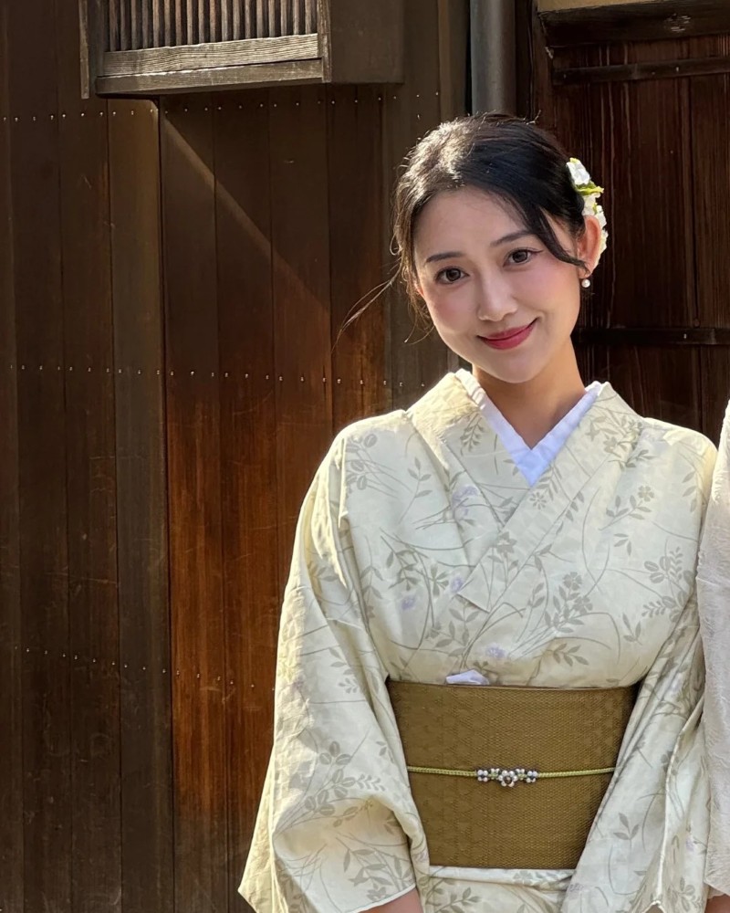 Gái Xinh Nhật Bản chụp trong phòng gỗ ánh vàng