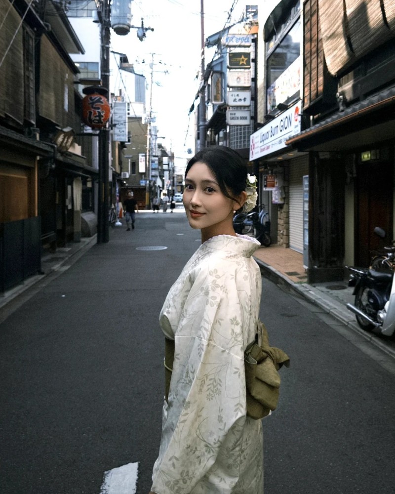 Gái Xinh Nhật Bản bước đi trong con hẻm nhỏ