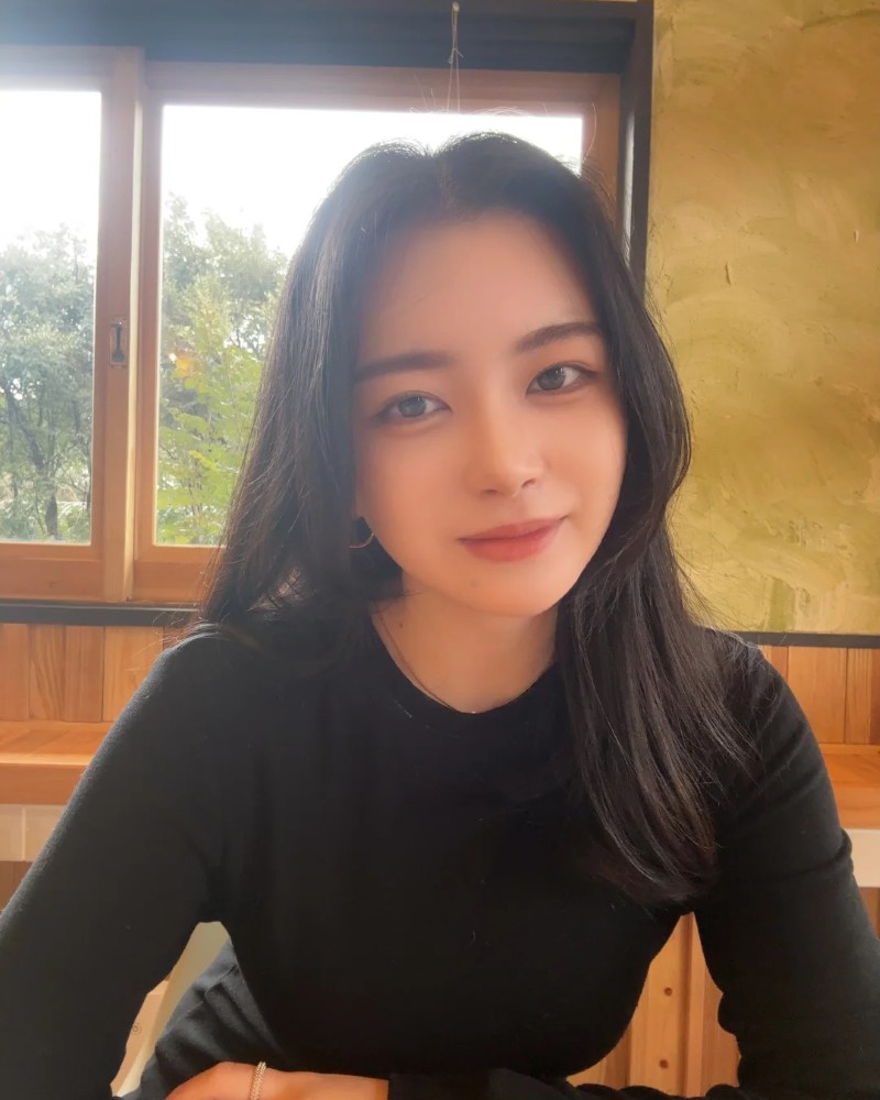 bạn nữ Nhật ngồi trong quán