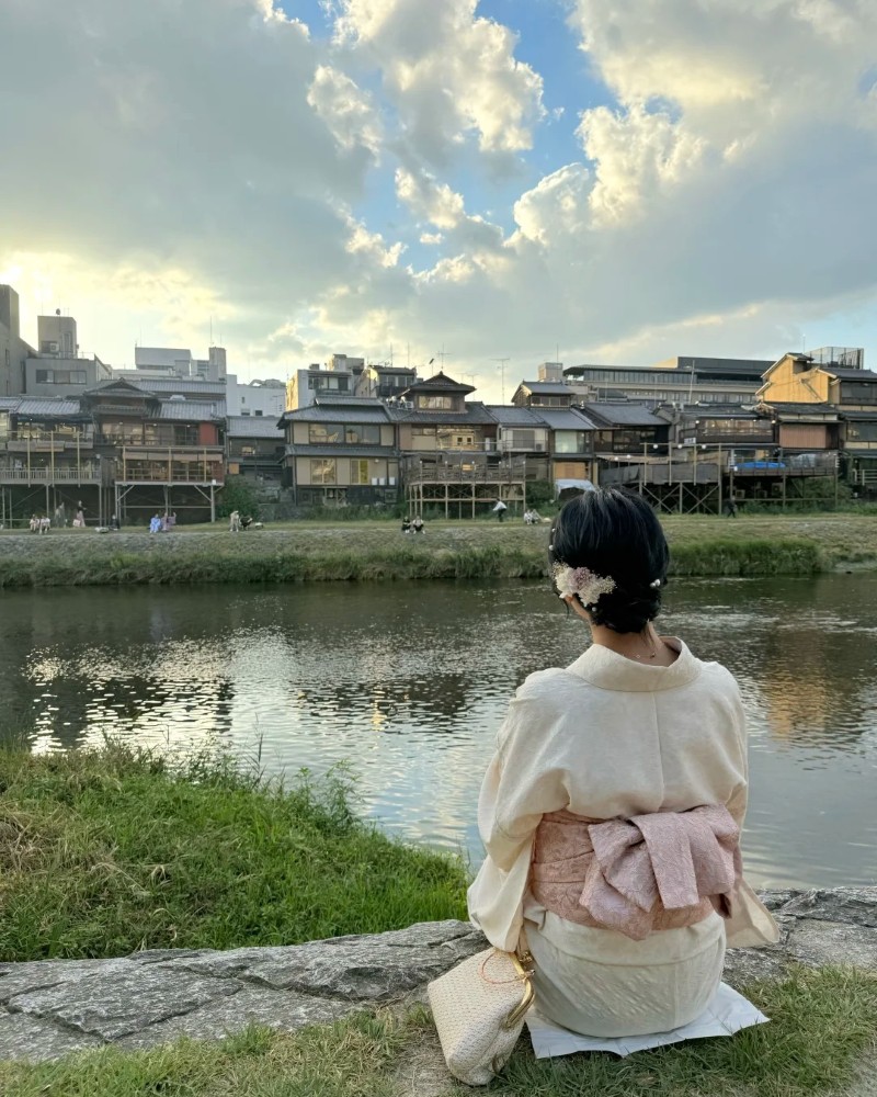 khung cảnh hồ nước và cô gái trẻ