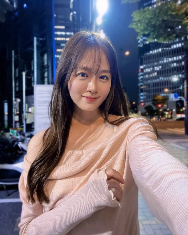 ánh nắng chiều và cô gái trẻ