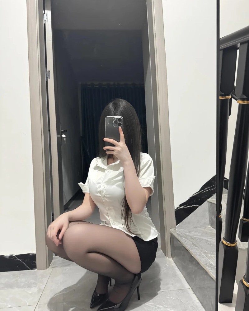 ảnh cô gái chụp trong phòng tắm với dáng pose quyến rũ