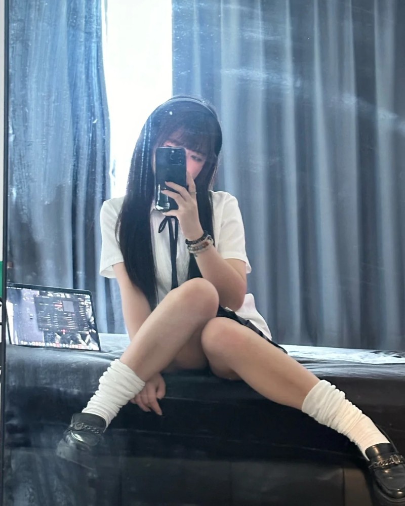 ảnh gái xinh diện váy đen ngồi bên cửa sổ quyến rũ