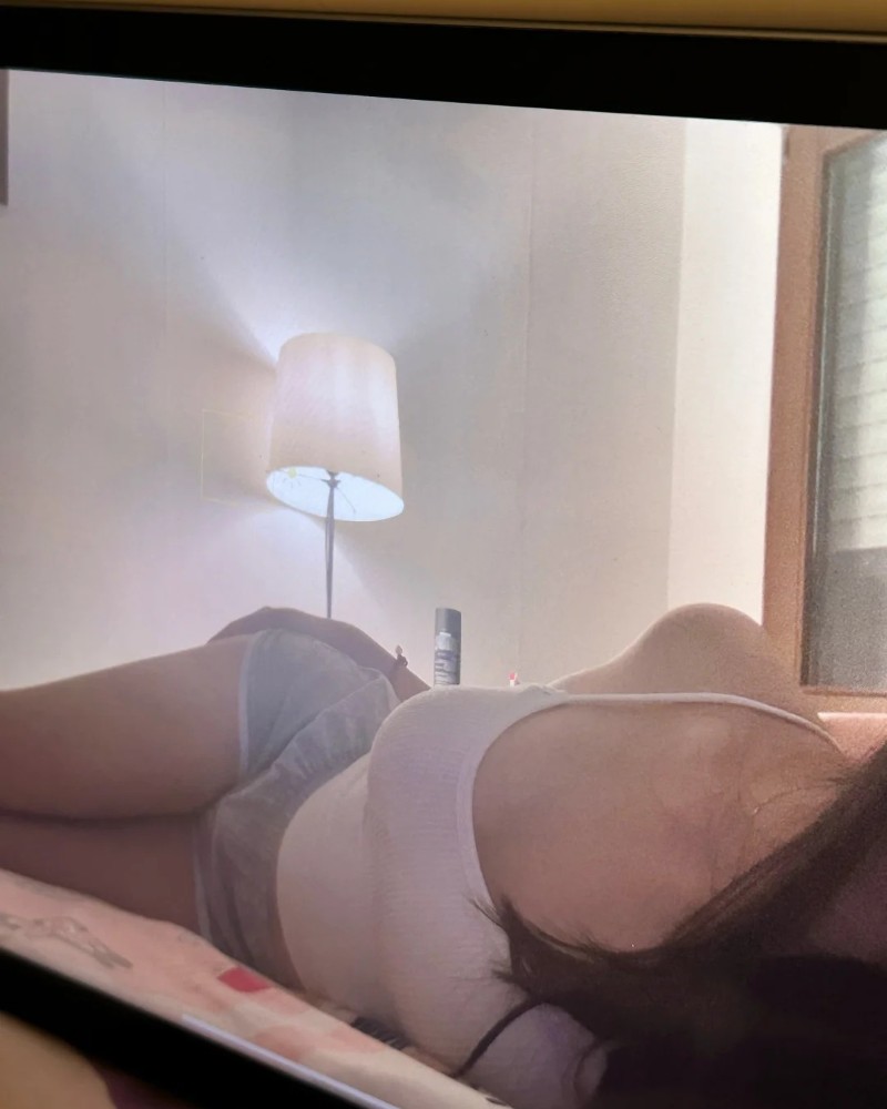 ảnh gái xinh diện váy ôm tạo dáng cạnh giường