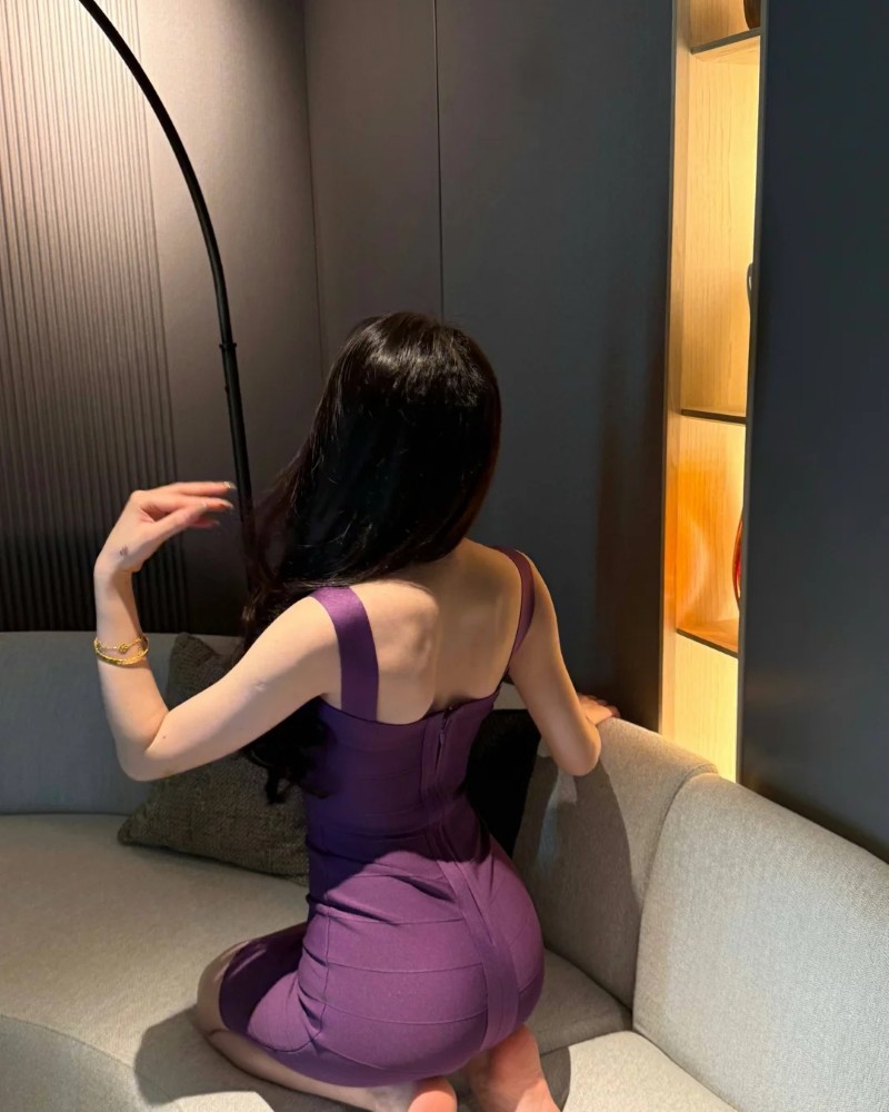 ảnh cô gái xinh nứng diện váy ôm đỏ tạo dáng khoe lưng gợi cảm