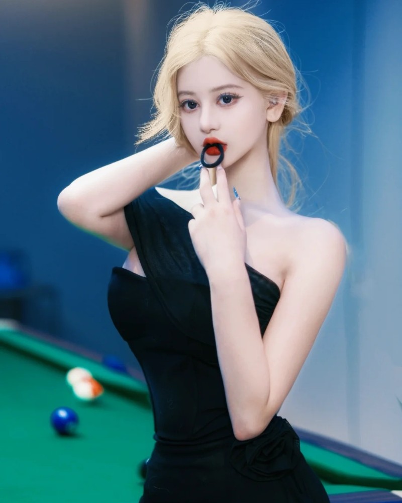 ảnh gái xinh tạo dáng trong váy đen sang chảnh