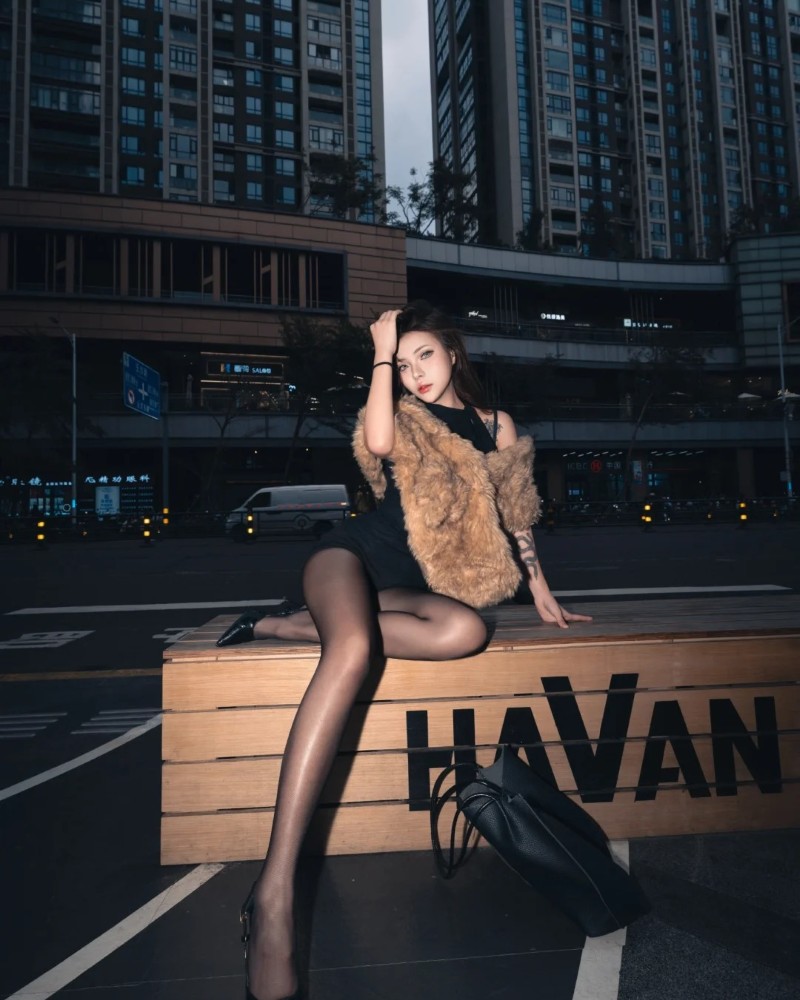 ảnh cô gái diện váy ngắn đứng ngoài phố với pose quyến rũ