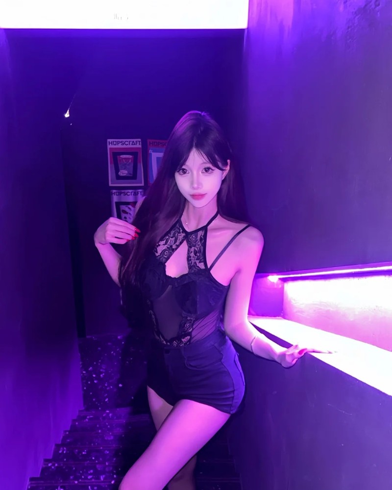 ảnh gái xinh diện đầm tím pose trong ánh đèn neon