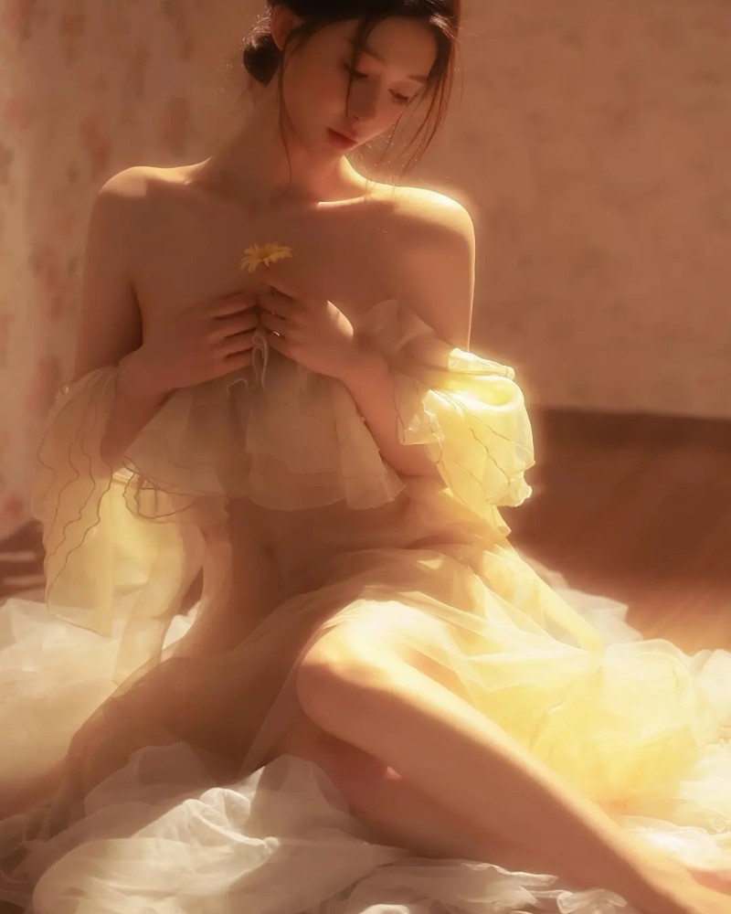 ảnh cô gái diện váy nude tạo dáng đầy quyến rũ