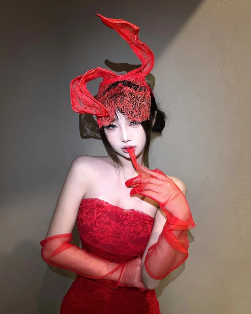 ảnh cô gái diện váy ren đỏ tạo dáng nóng bỏng