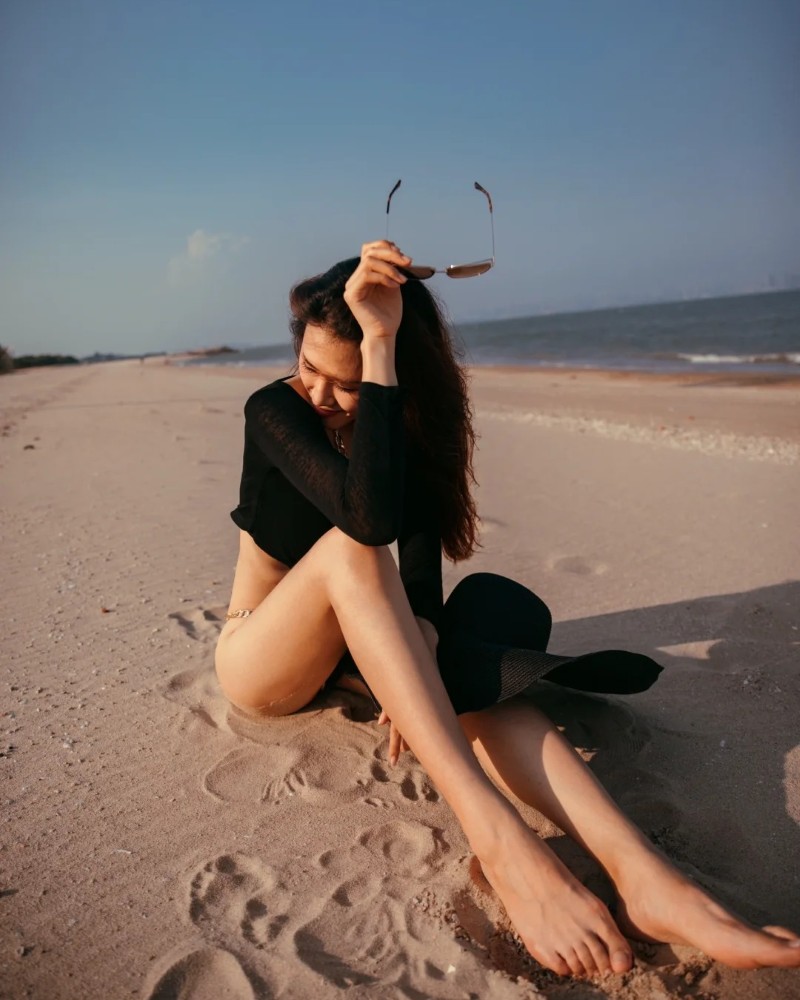 ảnh gái xinh mặc bikini đen tạo dáng ngoài biển