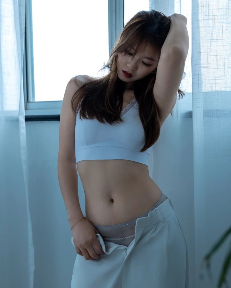 ảnh cô gái diện áo croptop trắng khoe vòng eo quyến rũ