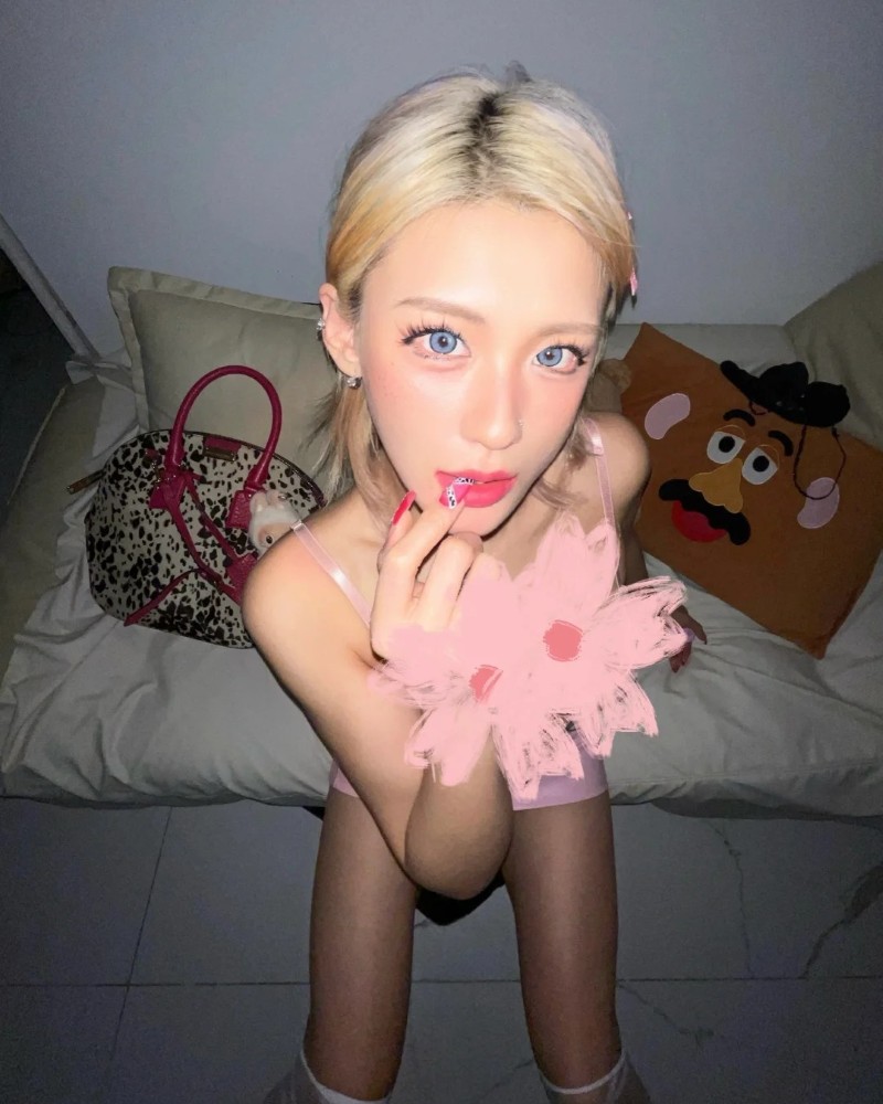 ảnh cô gái xinh nứng quỳ tạo dáng trong trang phục cá tính quyến rũ