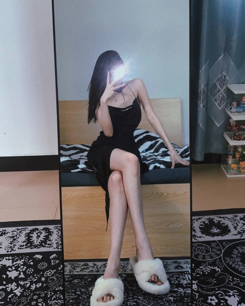 ảnh cô gái mặc váy ngắn khoe chân dài tạo dáng tự tin