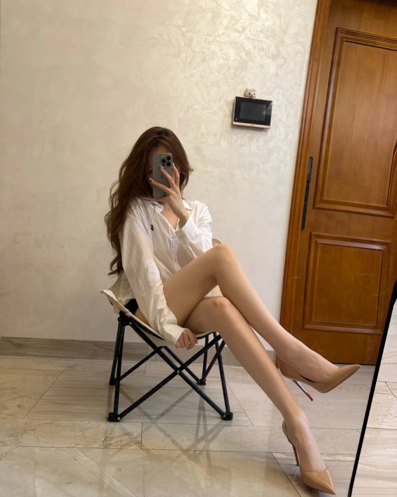 ảnh gái xinh ngồi ghế chân dài khoe dáng gợi cảm