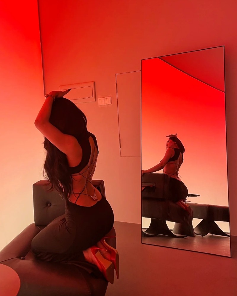 ảnh gái xinh tạo dáng dưới ánh đèn đỏ cực sexy