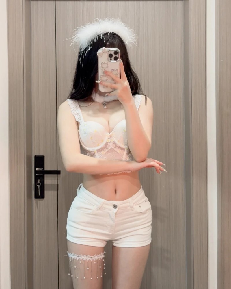 Người mẫu chụp ảnh phong cách sexy nhẹ trong phòng