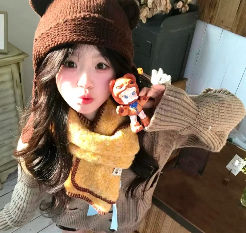 bạn nữ Trung Quốc tạo dáng đáng yêu trong phòng