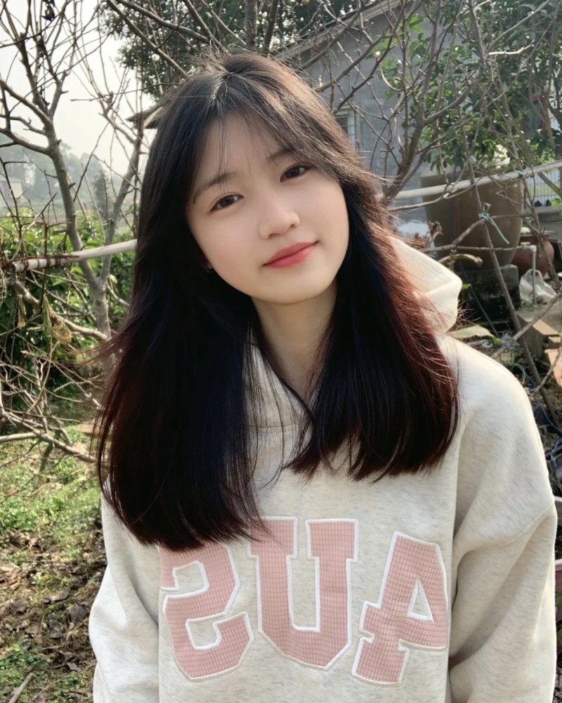 bạn trẻ cười nhẹ trước ống kính