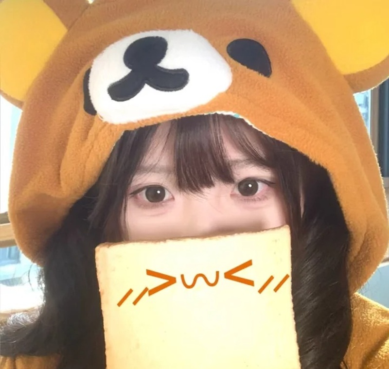 bạn nữ đội mũ thú tạo dáng nghịch