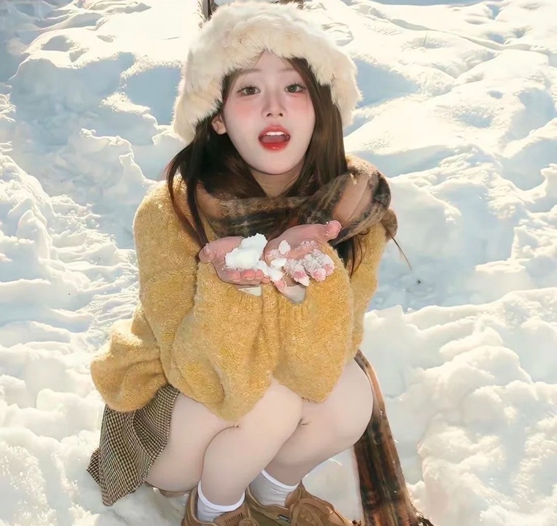 gái xinh trung quốc cute đội mũ lông giữa trời tuyết