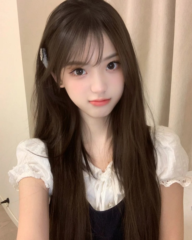 bạn nữ pose nhẹ trong phòng sáng