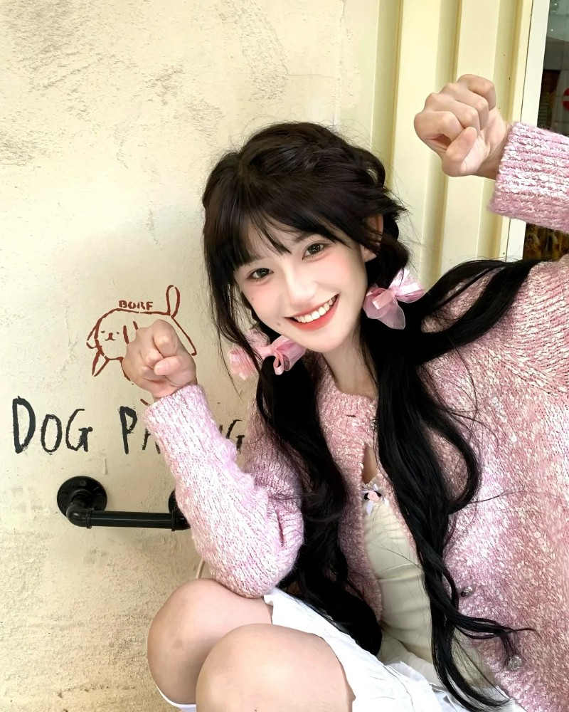 cô gái ngồi pose kiểu đáng yêu