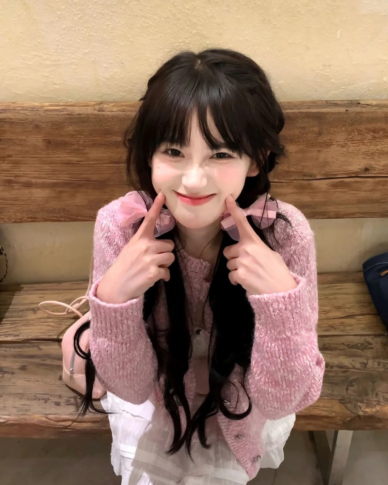 bạn nữ ngồi bàn tạo cử chỉ cute