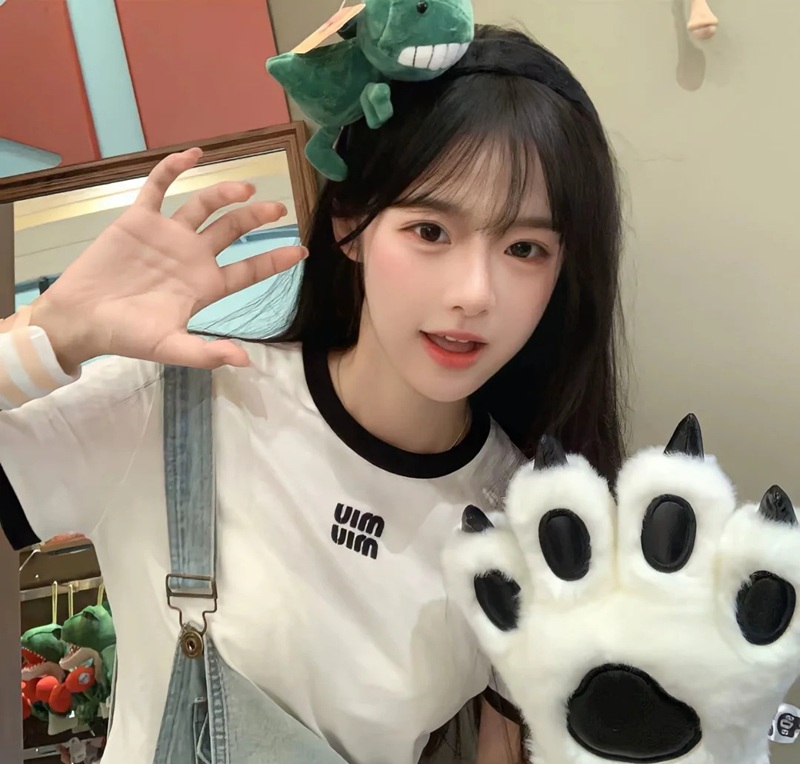 bạn nữ tạo dáng với găng tay thú