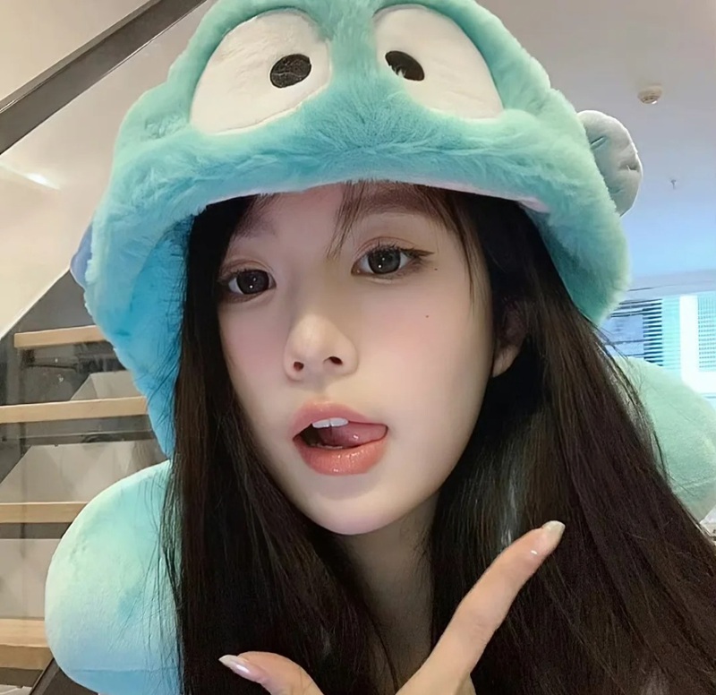 cô gái đội mũ bucket xanh pastel