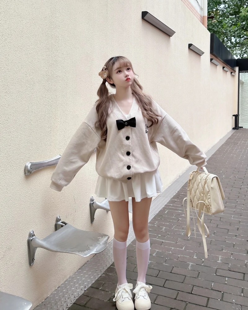 cô gái diện outfit trắng phong cách búp bê